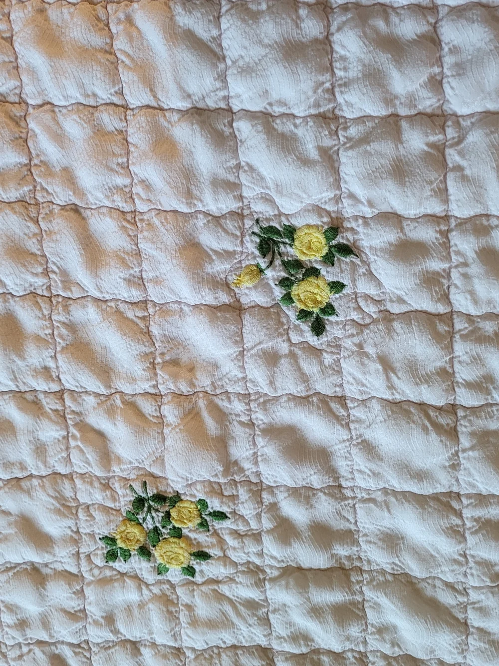 Vintage Pink Matelasse BabyQuilt with Yellow Rose Enbroidery Cottagecore 38
